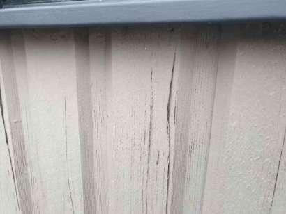 Fasad Torrsprickor förekommer, färg släpper från delar av underlaget på fasadpanelen. Detta medför ökad risk för fuktinträngning med möjliga rötskador som följd.