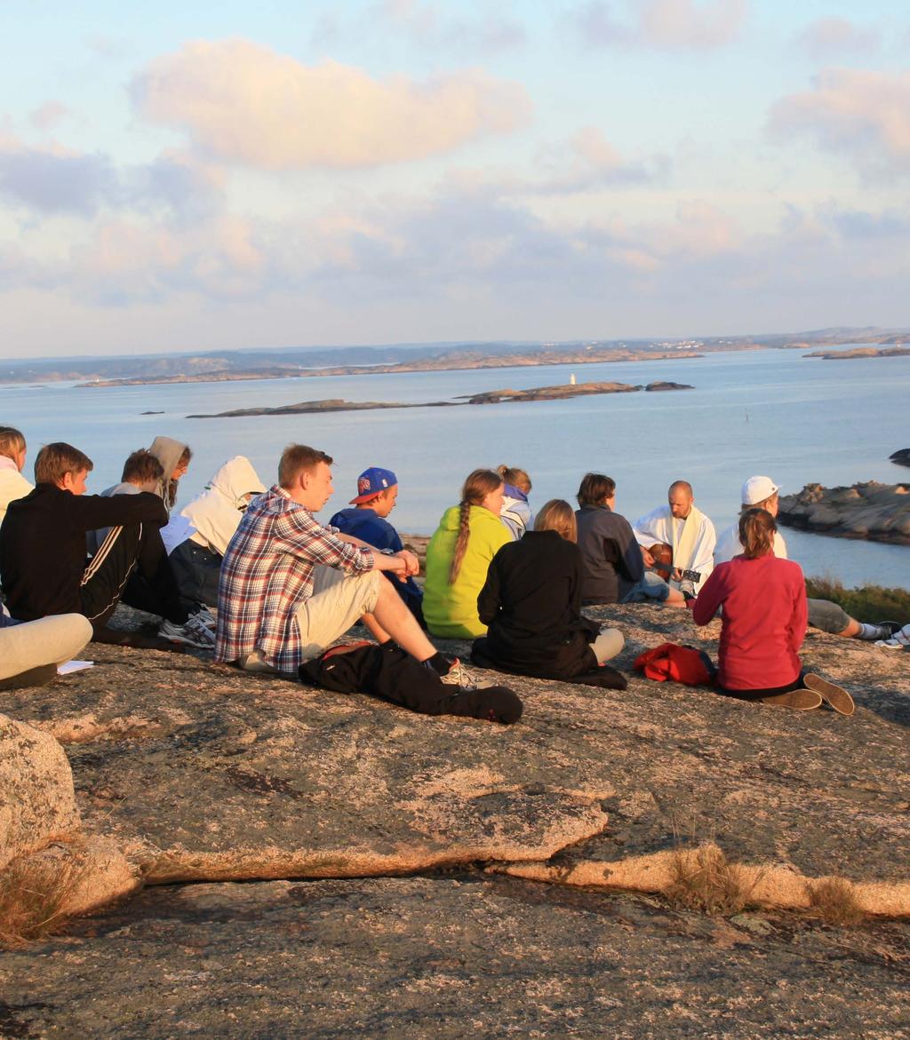 VANLIGA FRÅGOR Måste jag tro på Gud Det räcker att du är nyfiken på vad eller vem Gud är och att du vill veta mer. Tillsammans pratar vi och gör saker för att fundera kring vad tro är.