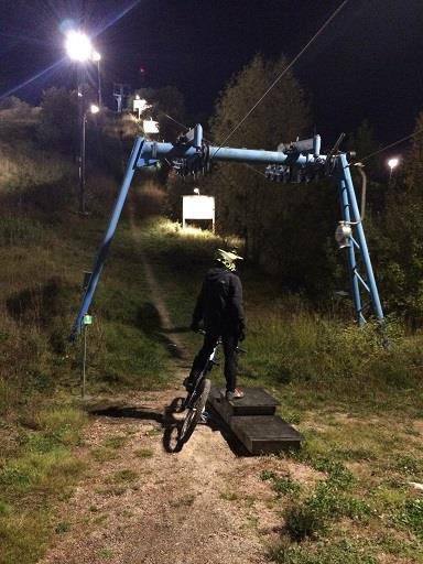 Det var dessutom en skön känsla att cykla i en belyst Vedbobacke mot slutet av säsongen! Inför öppningsdagen hade medlemmar i downhillkommittén arbetat med att förbättra befintliga spår.