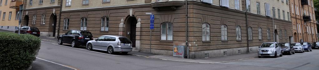 Taket är brutet och täckt med enkupigt lertegel. Mot gatan finns omväxlande takkupor och takfönster, mot gården finns takkupor.