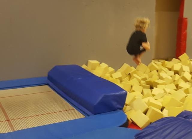 3.4 Trampolin till grop Trampolin till grop är uppskattat. Grundövningarna här är att hoppa till rygg och i grupperad stil.