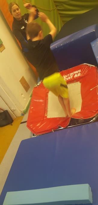 En liknande station där man får ett par tumblingklossar på sig att springa in i trampetten. Gymnasten ska hoppa framför kudden. Kudden flyttas längre, och längre bort för att få längre inhopp. 3.