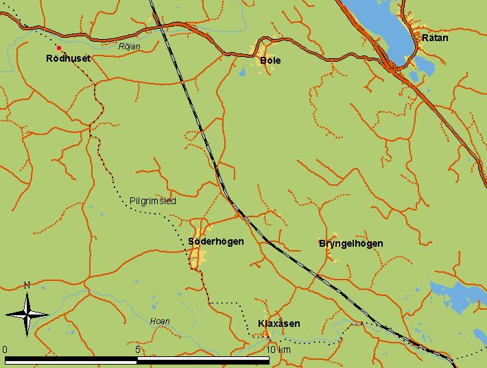 Topografi Rödhuset ligger nära väg 315 mellan Rätan och Klövsjö, ca 13 km nordväst om Klaxåsen. Följer man pilgrimsleden blir sträckan omkring 16 km.