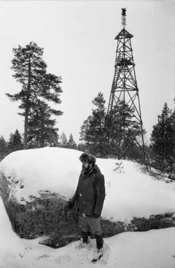 Triangeltorn Bilden visar lantmäteriverkets triangeltorn, uppfört 1979 för geodetiska mätningar på Majorsbacken främst för grundkartans framställning i Finland. Fotot är taget av Mikael Herrgård 16.