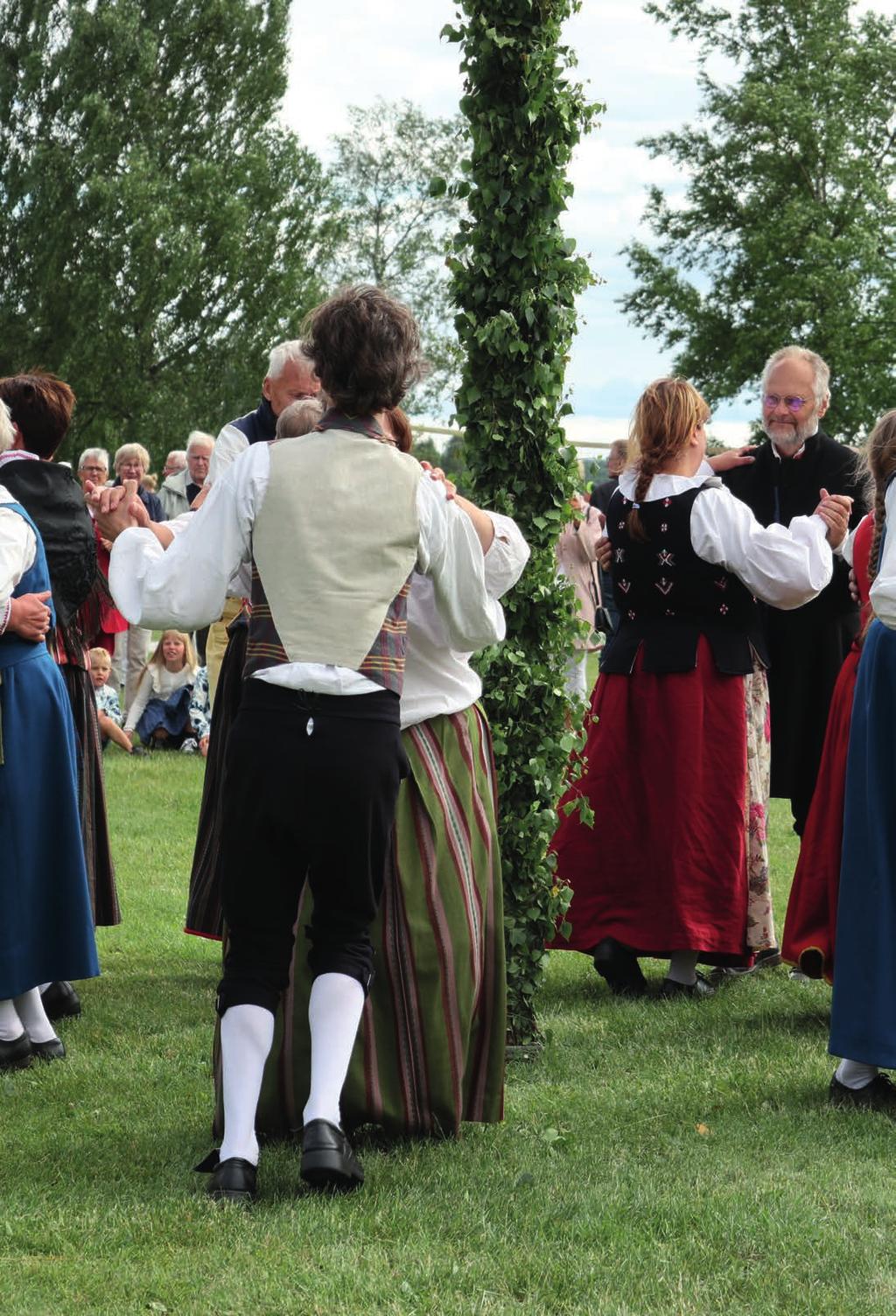 Midsommarfirande MIDSOMMARAFTON 11:00 Midsommarstången kläds. Alla får vara med och hjälpa till!