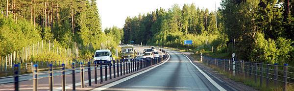 Mötesfri motortrafikled (MML) på landsbygd - Motortrafikled där trafik med olika körriktning skiljs åt med ett mitträcke.