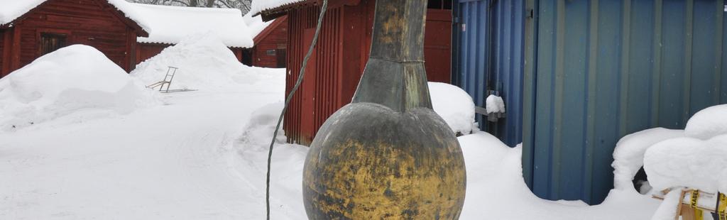 Ovan: Tornet täcktes med plast för att undvika läckage.