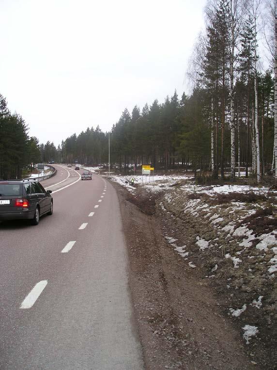 Figur 6-36 Avkörning till höger i ett för vägen typiskt dike. Nästa foto visar ytterligare en avkörning någon kilometer från den första.