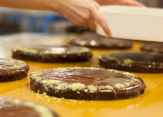 Tårtor 1214 bitar Tårtor Fransk Chokladtårta Chokladbotten med en gyllene kräm, insvept i chokladtryffel, dekorerad med grön mandel.