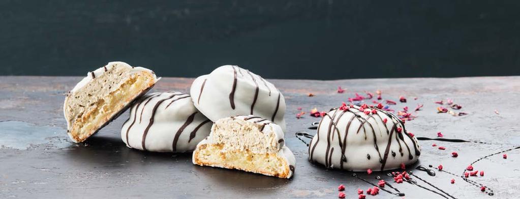 heter Lakritsbiskvi Klassisk biskvibotten på mandel, en lakritskräm där man anar både söt och salt lakrits som slutligen doppats i choklad.
