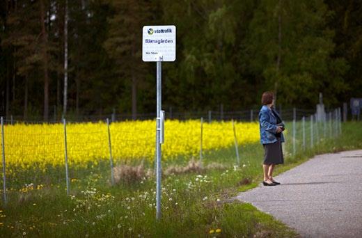 b) Utred och erbjud ett minsta utbud av resmöjligheter för boende på landsbygd och i mindre tätorter För att balansera satsningar i stråk och områden med ett starkt resandeunderlag bör det finnas