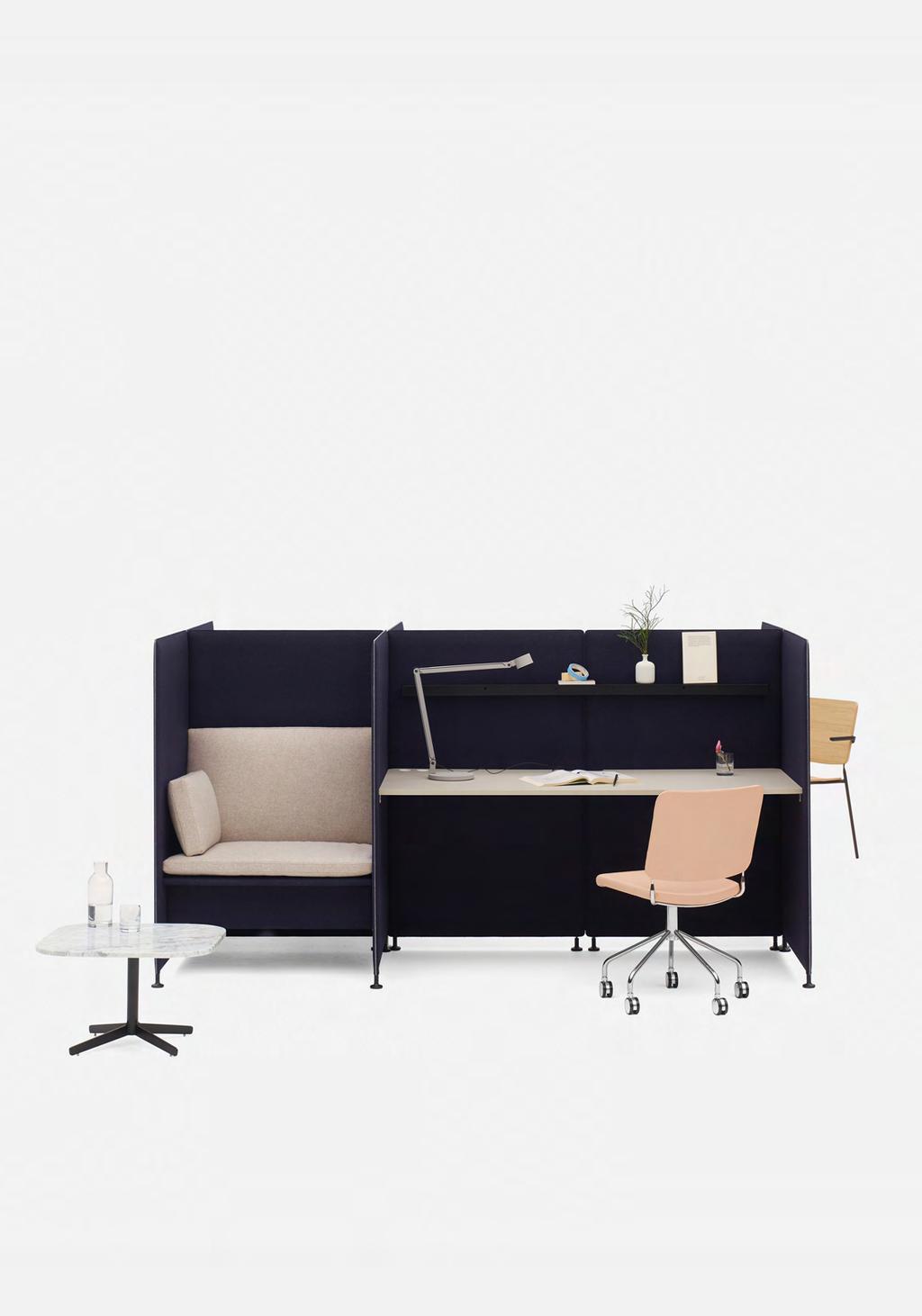 EASE Work one way med soffa, fabric: Divina MD (783). Sits och rygg, tyg: Remix 2 (982). EASE Skärmar, tyg: Divina MD (783). EASE Dubbel hylla i metall (svart).