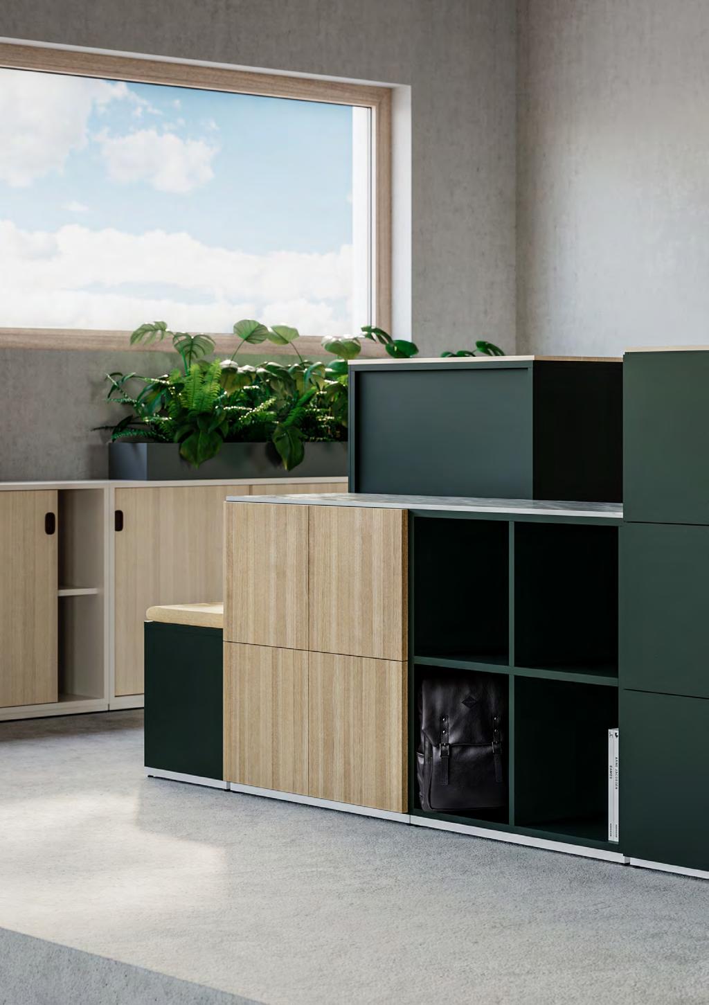 Vänster: Access Storage med skjutdörrar i Natur Ask fanér. Stomme i Sandy Grey och infällda handtag Access Grip lackade i Dark Chocolate. Konfigurera din Access Storage på my.edsbyn.