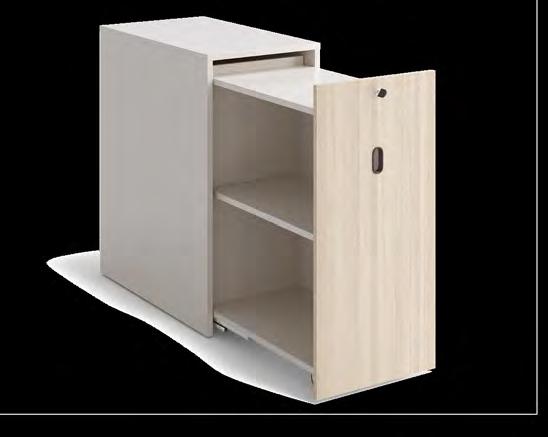 com Främre: En specialanpassad Access Storage med stomme och dörrar i