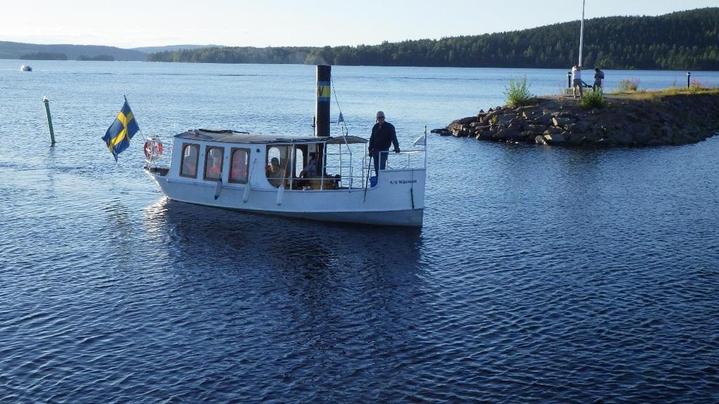 Ångbåt och saftkalas. Onsdag 26 juni kl. 15.00. 18.00 Plats: Båthamnen vid Väsman. Gratis fika på stranden. Det går bra att bara vara med och titta på och fika. De som vill kan åka ångbåt.