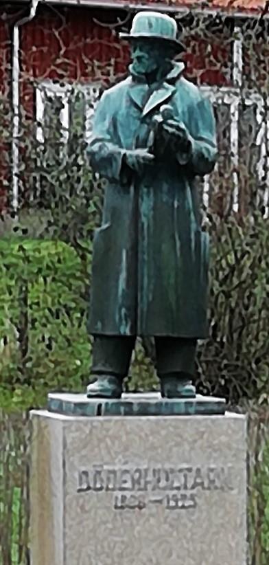 Statyn här bredvid finns att beskåda utanför Döderhults kyrka och är tillverkad av Arvid Källström Denna