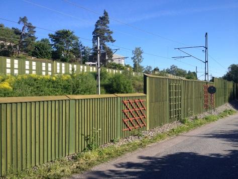 Målet är att tågresenären ska uppleva en sammanhållen utformning av helhetsmiljön längs med Roslagsbanan och att barriäreffekterna som dubbelspårsutbyggnaden medför kan minskas.