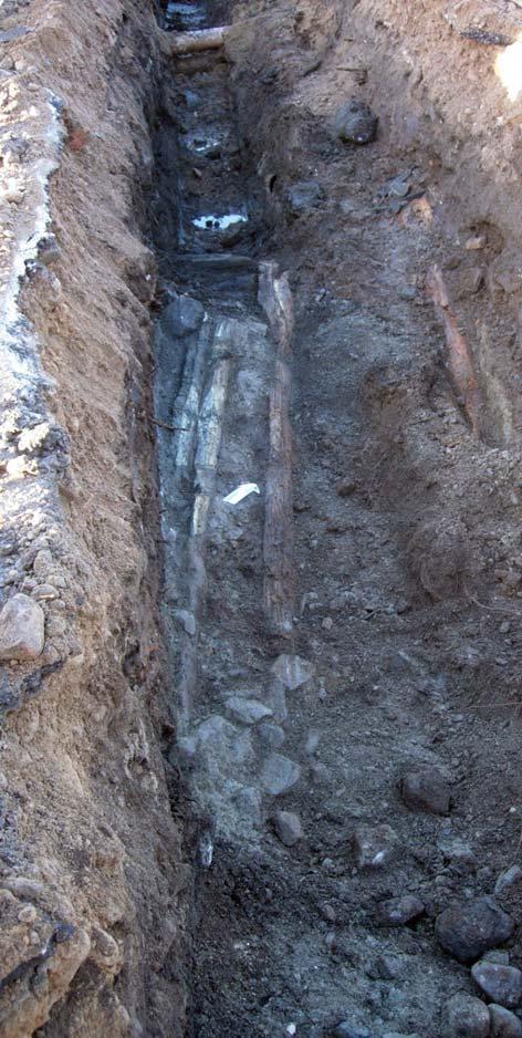 id 5 m korsades schaktet av en A-ledning vilken överensstämmer med 1996 års grävning (Hörfors 2008).