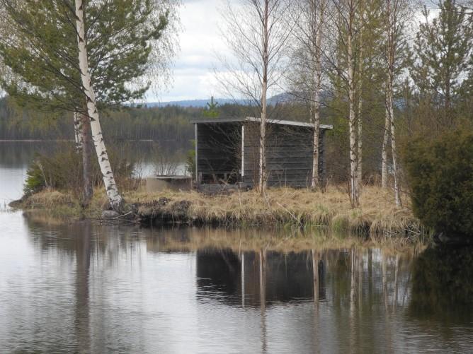 När man har gått över bron i Flor viker man av mot höger och fortsätter den gamla landsvägen till Ytterhogdal.