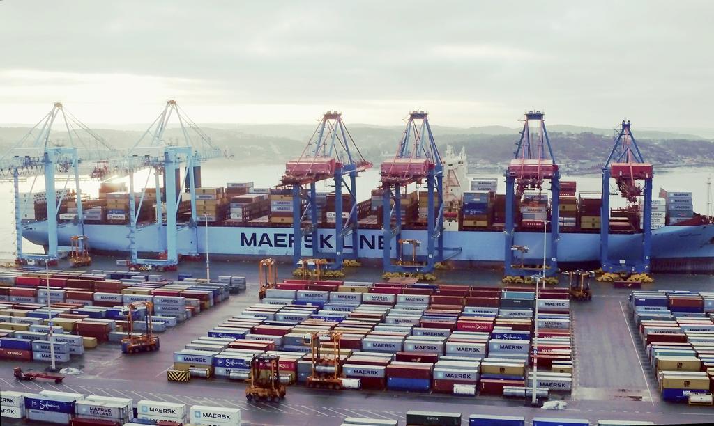 4 The Gothenburg Gateway Nordens största containerhamn Den som rör sig i centrala Göteborg märker knappast det ständiga godsflödet i hamnen.