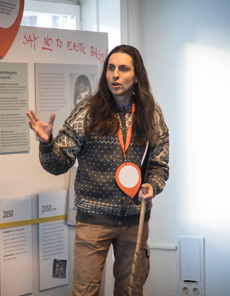 En invånare från Björkhaga samhällighet berättar om livet i Samhällsbyggarscenariet år 2050, för deltagarna på Reglabs