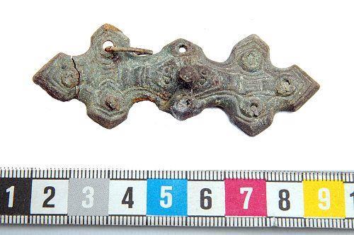 Figur 5. Likarmat bronsspänne. Foto: SHM:s hemsida. I många utav de gravar som har undersökts så har man hittat pärlor.
