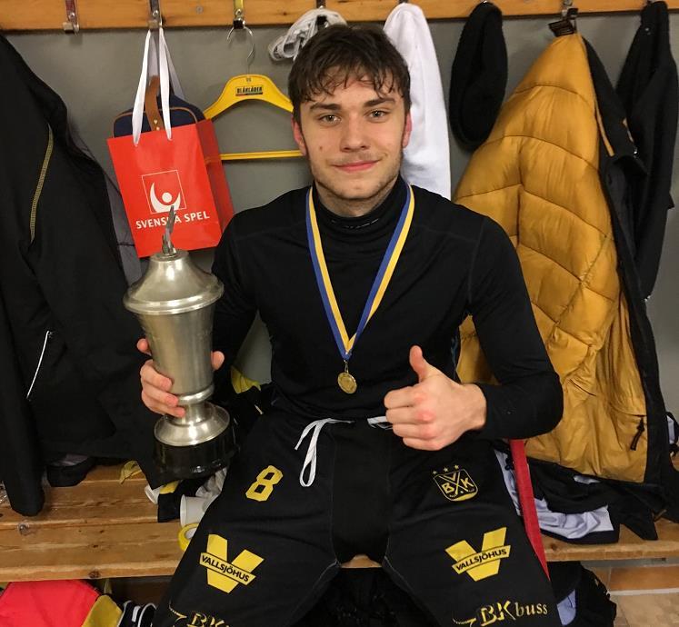 Isac Karlsson fyramålsskytt i J20-SM-finalen. Här med SM-bucklan och medaljen. J20 Svenska Cupen i Lidköping 19-21/10 2018 Grupp A IFK Vänersborg Nässjö IF... 2-3 IK Sirius Västerås SK.