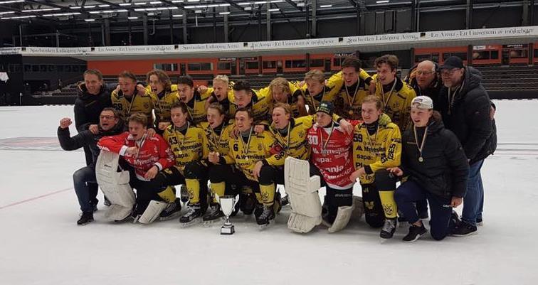 Vetlanda BK-J20 vann Svenska Cupen Bakre från vänster: Mattias Rehnholm (ledare), Jonathan Svensson, William Westerling, Isac Karlsson, August Klang, Gustav Ek, Linus Toresson, Gabriel Hultgren,