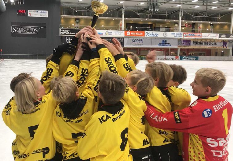 Glädje hos VBK-spelarna när de hissar pokalen efter segern i Aros Byggcup. P13 Aros Bygg Cup i Västerås VETLANDA BK VANN AROS BYGG CUP!