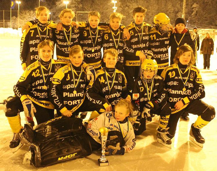 Vetlanda BK-P14 vann Youth Stars Cup Bakre raden från vänster: Linus Össmar, Elias Nilsson, William Reuser, Oliver Eriksson, Isa Khakpour, Zack Busch Scherling, Eric Jältborn.