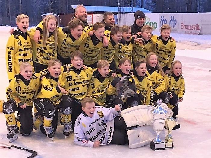 Vetlanda BK-U13 vann Borlänge Bandycup Bakre raden ledare från vänster: Daniel Cederlöf, Richard Eek, Ken Langsbo.