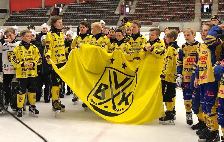 Dags för prisutdelning i Knatten Cup. U12 Vårcupen i Stockholm Spelades 8-9 mars 2019 Gruppspel VBK:s matcher Vetlanda BK GT/76... 2-1 Vetlanda BK SIF Norrtelje.