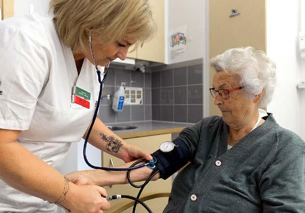 HÄLSO- OCH SJUKVÅRD FOTO: EMIL LANGVAD FOTO: NIKLAS LAURIN en del av en helhet för varje patient, och den ska omfatta allt från första kontakt till återbesök.