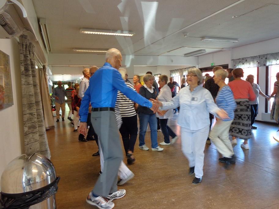 Den 15 september öppnade vi portarna till vårt Öppet hus, och hade jag tagit ett foto så skulle nog bilden varit ganska lik Brendas teckning med den skillnaden att det var mer än dubbelt så många som