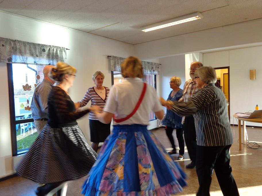 kom dit för att förbereda dansen var det nätt och jämt vi kunde klämma in oss på parkeringen utanför. Dansnivåerna var de samma vi har på kurserna så alla kunde vara med.