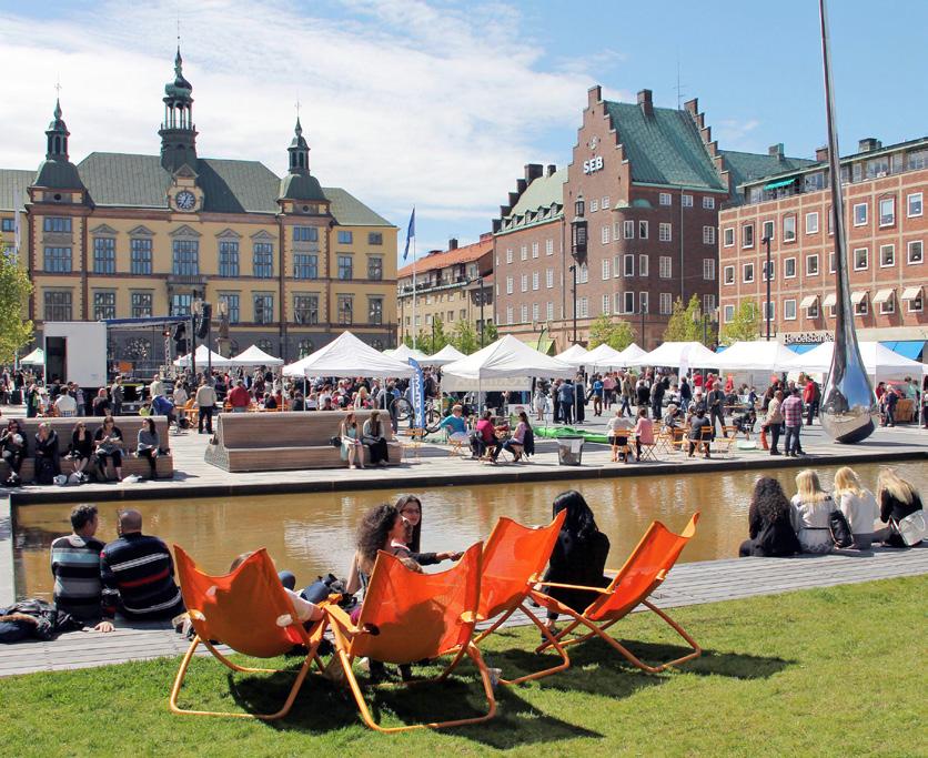 Kommunens uppdrag Solen skiner över människorna som samlats på Fristadstorget. Kommunens grundläggande uppdrag är att erbjuda service och välfärdstjänster samt att utveckla platsen Eskilstuna.