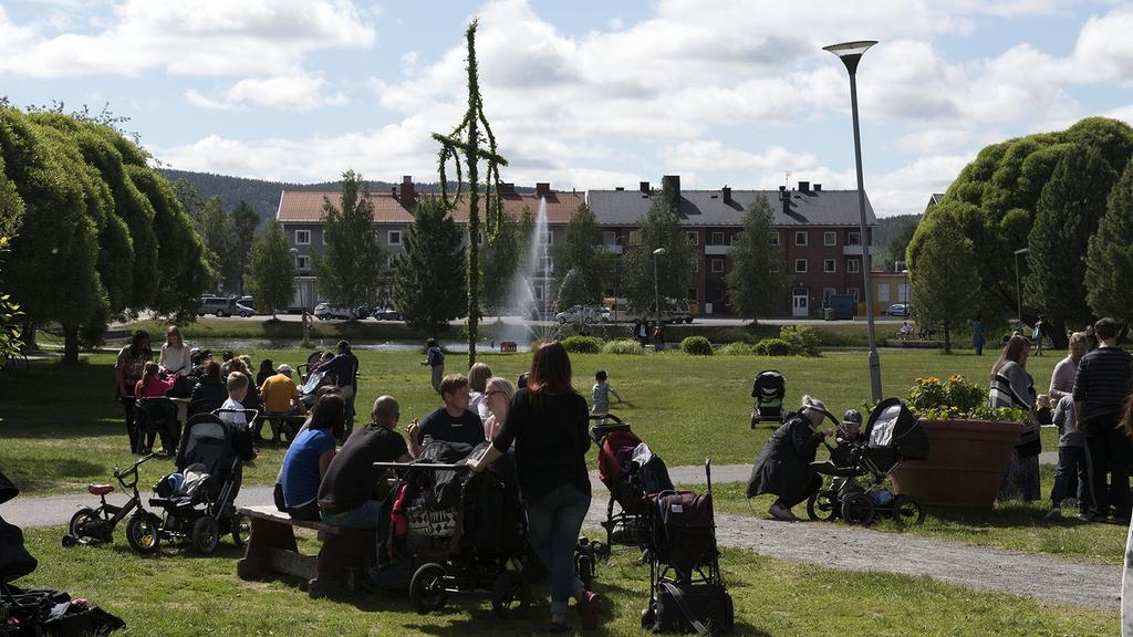 MIDSOMMARFIRANDE I LOMTJÄRNSPARKEN Midsommarafton 21 juni Traditionellt midsommarfirande med ringdans och musikunderhållning av Janne & Louice. Ta med din egen picknick-korg. Sommarkyrkan medverkar.
