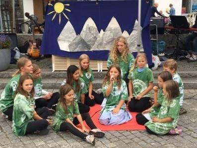 kulturnämndens ordförande Underhållning med sång och musik av kyrkans barnkörer, Snäckorna och