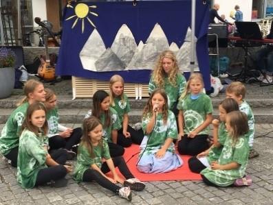 kulturnämndens ordförande Underhållning med sång och musik av kyrkans barnkörer, Snäckorna och