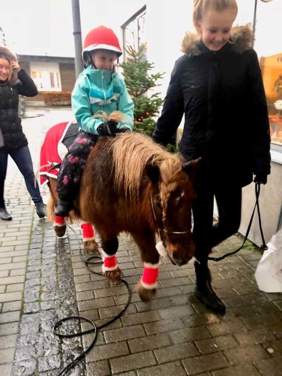 Vädret var OK och bidrog till en härlig stämning. Ett stort tack till Jonas på Fritis som bidrog med tält, muskutrustning och hindergården med passning.