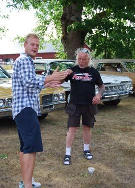 Text & bild: Siwert o Pia Ovan: Två inbitna Pontiac entusiaster diskuterar sina bilars förträfflighet. Fr. v.