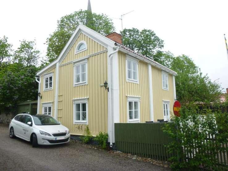 Byggnadsbeskrivning Bostadsbyggnad Byggnadsår/ ombyggnadsår: 1700 / Hustyp/antal våningar: 2-plans hus Taktyp, takbeläggning: Sadeltak med yttre taktäckning av tegelpannor.