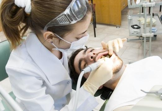 Tandvård För att ha en god tandhälsa måste du ta hand om dina tänder och besöka tandläkaren regelbundet. Det rekommenderas att du går till tandläkaren en gång var 1-3 år.