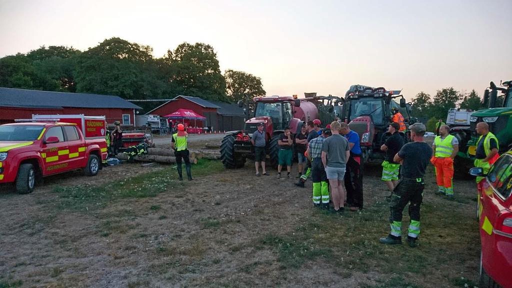 På brytpunkten i Kråkshult samlades LRF Skogsbrandvärn inför insatsen, på plats hade man även då sex traktorer med vattentankar och arbetsledning av 267-2560 från Agunnaryds