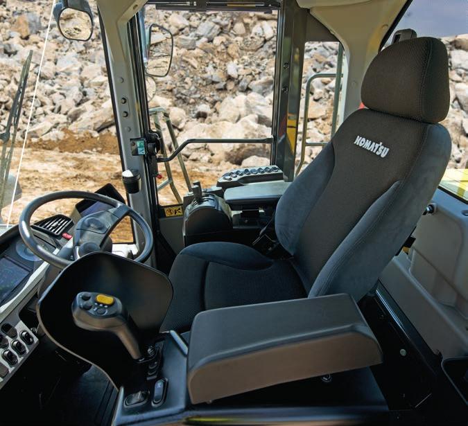 Förstklassig komfort Ökad komfort I den breda hytten, Komatsu SpaceCab, är ett luftdämpat, uppvärmt säte med fullt justerbara armstöd, själva navet i en bekväm arbetsmiljö som motverkar trötthet.
