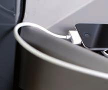 Sätesventilation för maximal komfort finns som tillval. Smidig spakstyrning (tillval) Spakstyrningen, som kan fås som tillval, ger en enkel och bekväm styrning under lastning.