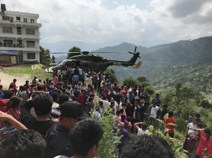 sårskador i ansikte och panna. Några timmar senare kunde de flygas med militärhelikopter till Kathmandu för insatser vi inte har möjlighet att göra här.