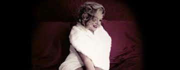 9/10 Drömflickan Marilyn Monroe En musikdramatisk resa i Marilyn Monroes fotspår.