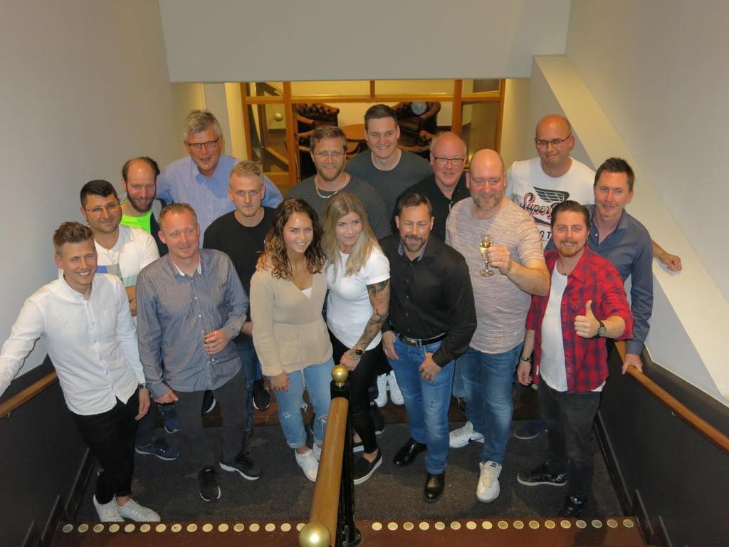 Sida 17 av 31 Figur 2-20 Certifikatsmottagare. Främre raden f.v.: Kevin Engman (Vallvik), Ulf Ahlstrand (Värö), Ronya Karlsson (Bäckhammar), Sara Berggren och Jens Bäckvall (Smurfit Kappa), Tomas Nyberg och Martin Bodin (Vallvik).