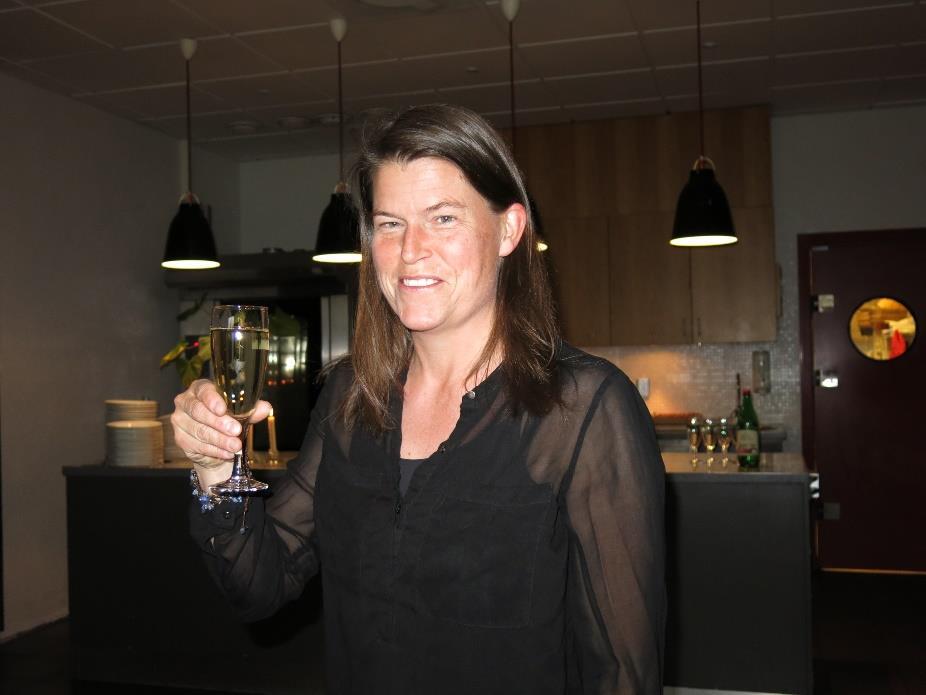 middag. Figur 3-14 Trötta deltagare varvar ner med en fördrink inför middagen.